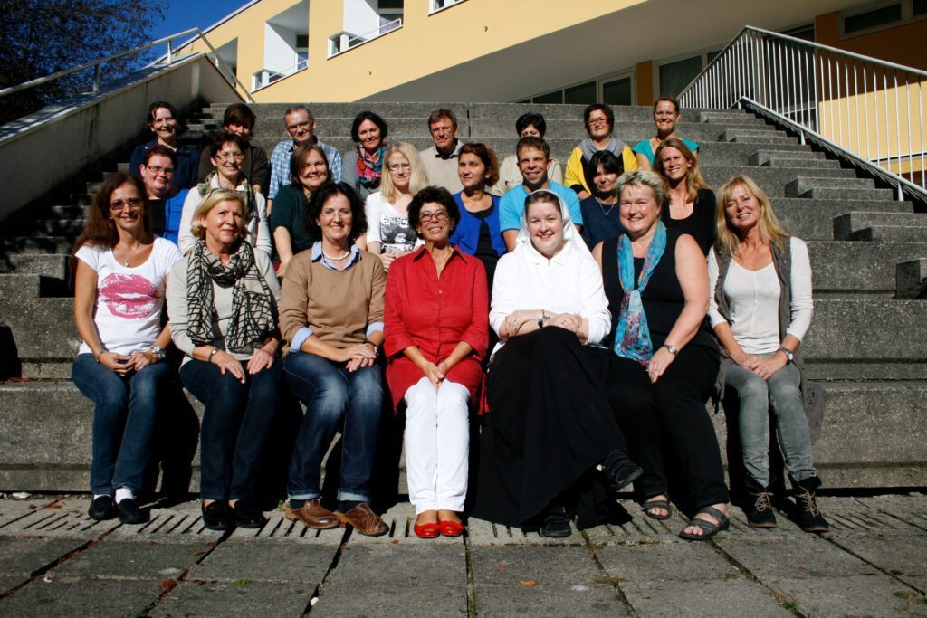 Irmgard Nake mit den TeinehmerInnen des Universitätslehrgangs Palliative Care